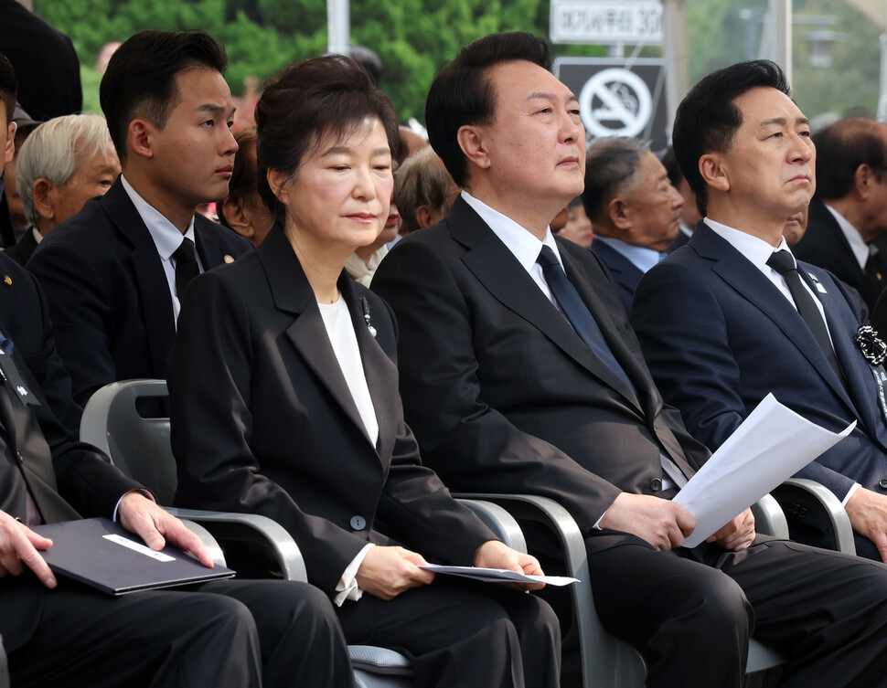 윤석열 대통령이 26일 서울 동작구 국립현충원에서 열린 박정희 전 대통령 44주기 추도식에 참석해 박근혜 전 대통령과 나란히 앉아있다. 대통령실사진기자단