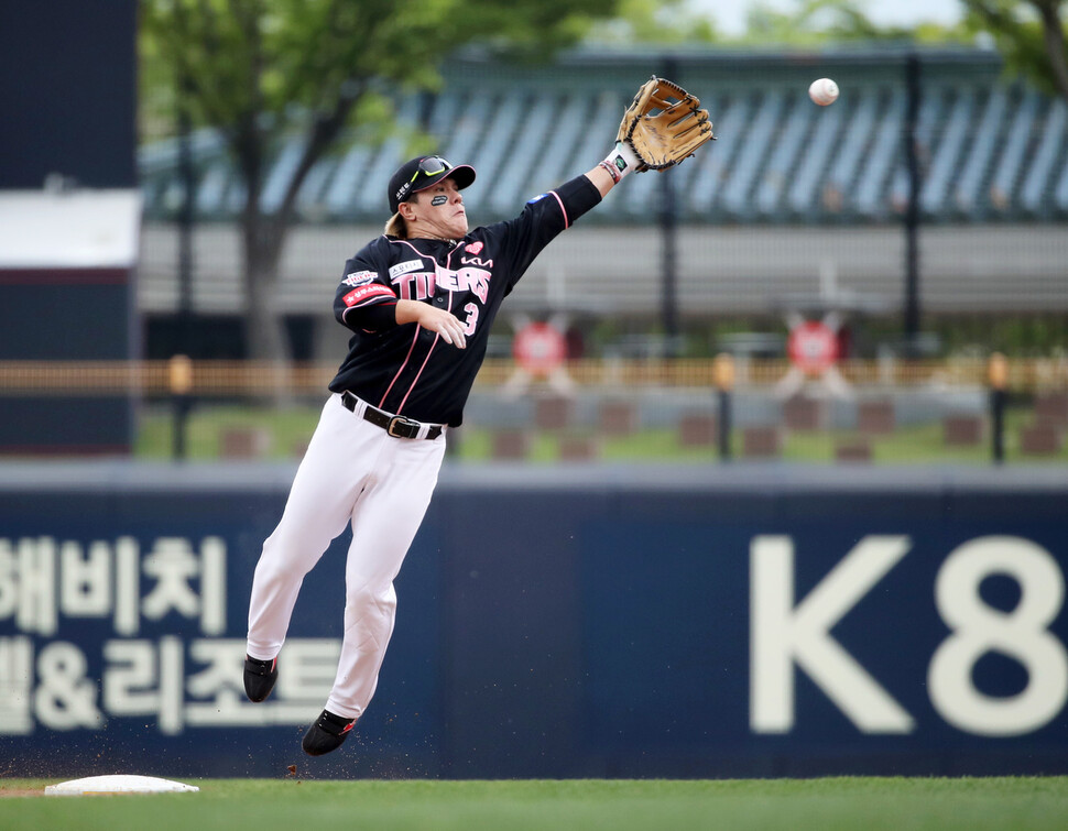 기아 타이거즈 김선빈이 25일 광주 기아챔피언스필드에서 열린 2021 KBO리그 삼성 라이온즈와 안방경기에서 6회초 삼성 피렐라의 도루 때 투수 브룩스의 악송구를 잡지 못하고 있다. 광주/연합뉴스