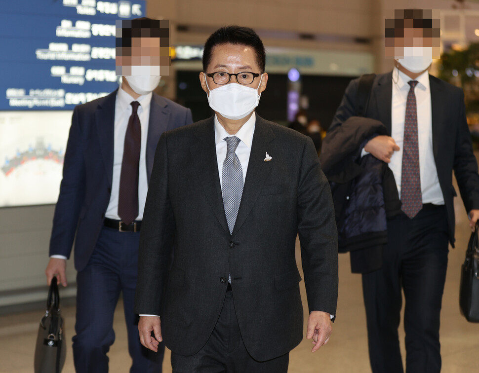 박지원 국정원장이 11일 오후 일본 방문을 마치고 인천국제공항 1터미널을 통해 귀국하고 있다. 연합뉴스