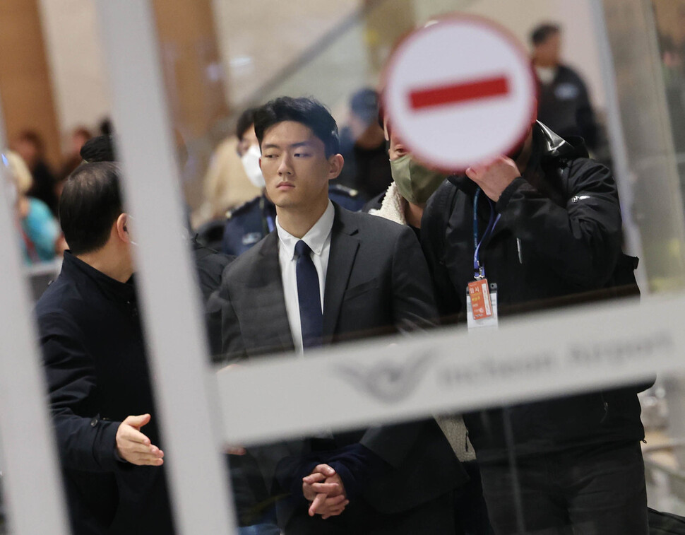 고 전두환씨 손자 전우원씨가 28일 새벽 인천국제공항을 통해 입국해 서울경찰청 마약범죄수다대로 연행되고있다. 백소아 기자