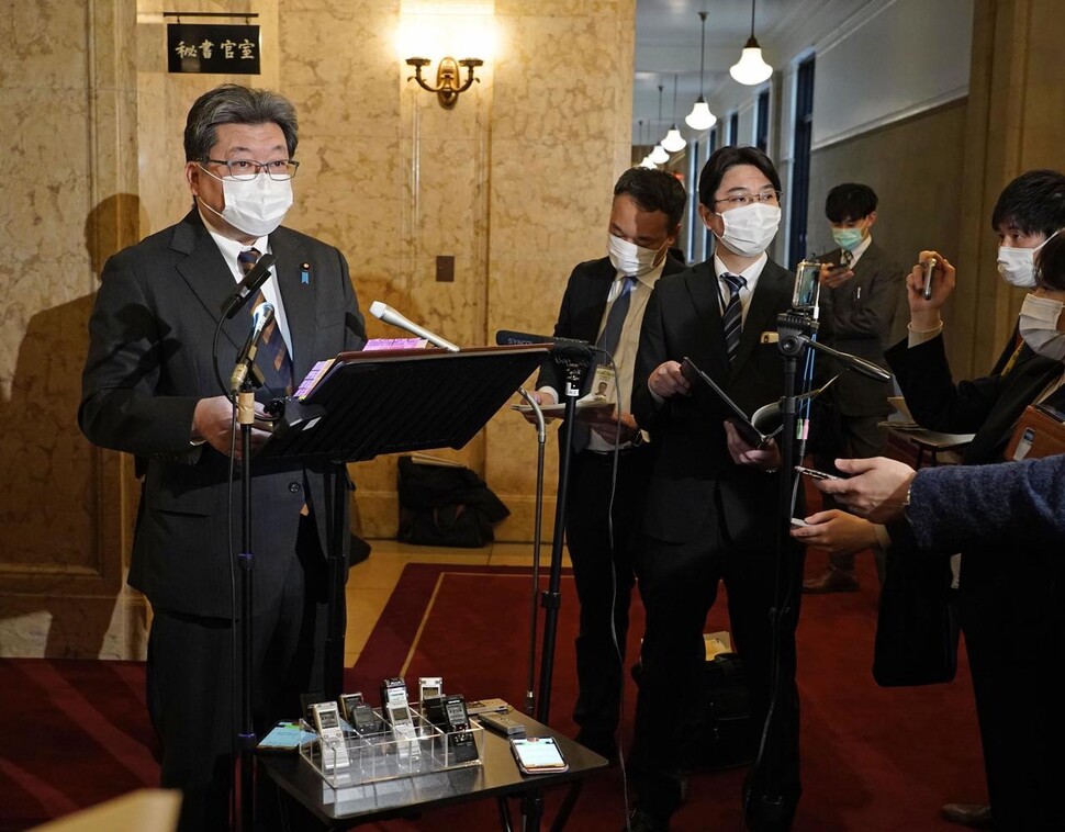 하기우다 고이치 일본 경제산업상이 지난 22일 오후 도쿄에서 기자회견을 열어 에너지 공급 부족에 대해 경고하며 도쿄 등 도쿄전력 관할 지역에 절전을 요청하고 있다. 도쿄/교도 연합뉴스