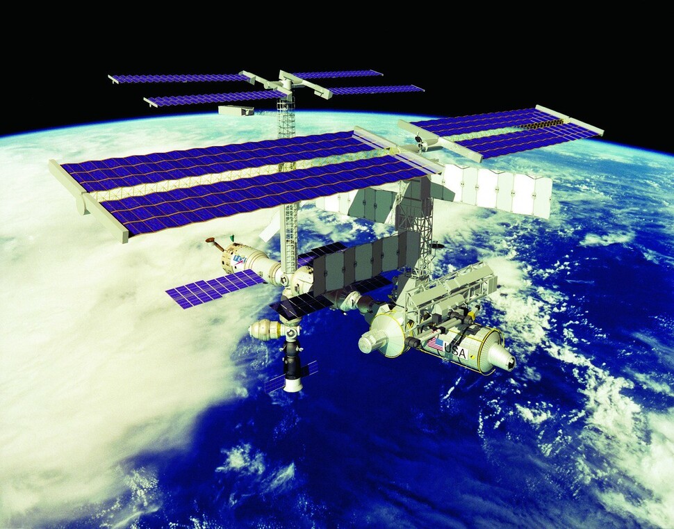 국제우주정거장이 지구 궤도를 돌고 있는 모습. 미국 항공우주국(NASA) 누리집 갈무리