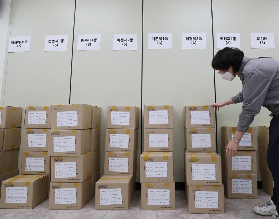 서울시장 보궐선거를 일주일 앞둔 31일 서울 동대문구선거관리위원회 직원이 각 투표소로 전달할 투표용지를 정리하고 있다. 공동취재사진