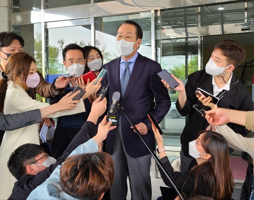 권영세 통일부 장관 후보자는 21일 오후 서울 종로구 남북회담본부에서 기자들과 만나 “대북 문제는 실용적 접근이 필요하다”며 “에이비엠(ABM)은 옳은 방법이 아니다”라고 밝혔다. ‘에이비엠’은 Anything but Moon, 곧 ‘문재인 정부 대북정책만 빼고 다 괜찮아’라는 뜻의 약칭이다. 이제훈 기자