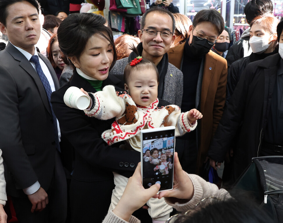 김건희 여사가 11일 대구 서문시장을 방문해 한 어린이를 안아주고 있다. 대통령실사진기자단