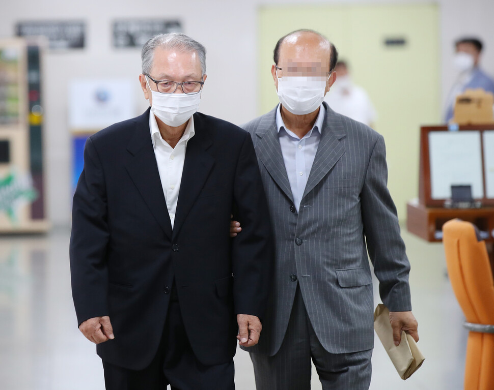 세월호 사고를 대통령에게 보고한 시간과 방식을 사후 조작한 혐의로 기소된 김기춘 전 대통령 비서실장이 9일 서울 서초구 서울고법에서 열린 항소심 선고 공판에 출석하고 있다. 연합뉴스