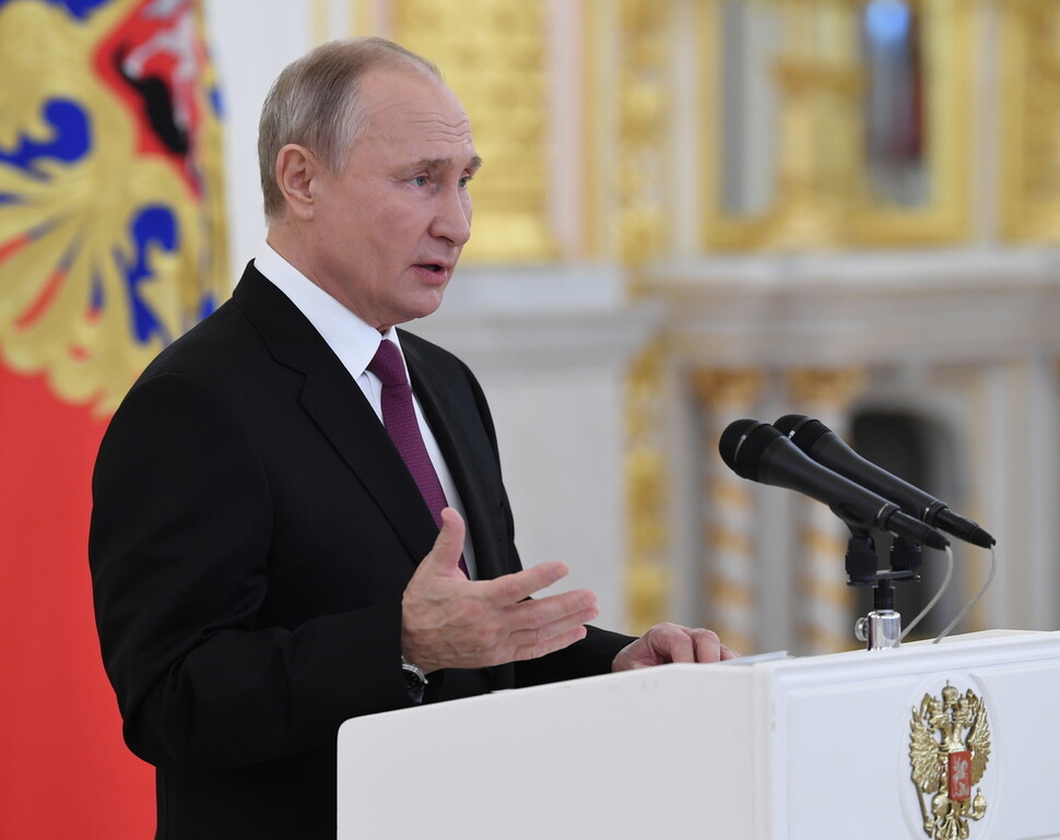 블라디미르 푸틴 러시아 대통령이 24일 모스크바에서 외국 대사 신임장을 받는 행사에서 발언하고 있다. 모스크바/EPA 연합뉴스
