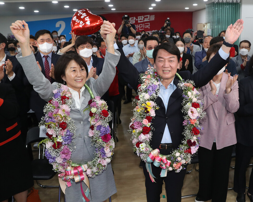 경기 성남 분당갑 국회의원 보궐선거에 출마한 안철수 국민의힘 후보가 1일 오후 당선이 확실시되자 분당 선거사무소에서 부인 김미경씨와 함께 꽃을 받아들고 세리머니를 하고 있다. 경기사진공동취재단