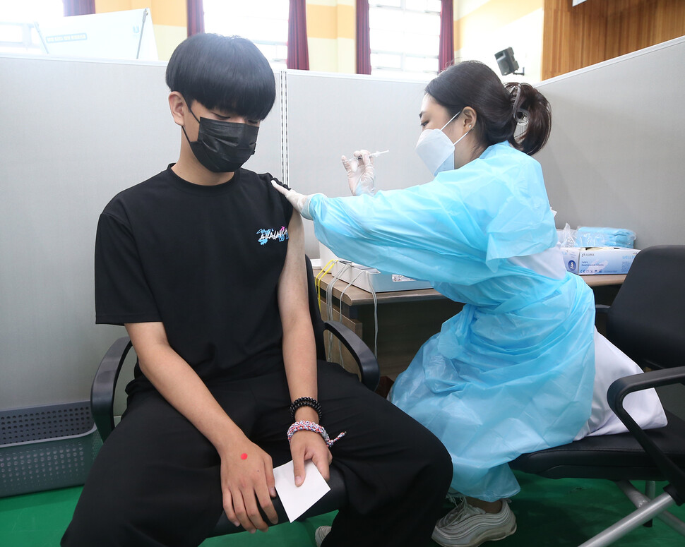 고등학교 3학년 학생과 교직원에 대한 코로나19 백신 접종이 시작된 19일 오전 울산시 남구국민체육센터에 마련된 예방접종센터에서 고3 학생이 백신을 맞고 있다. 연합뉴스