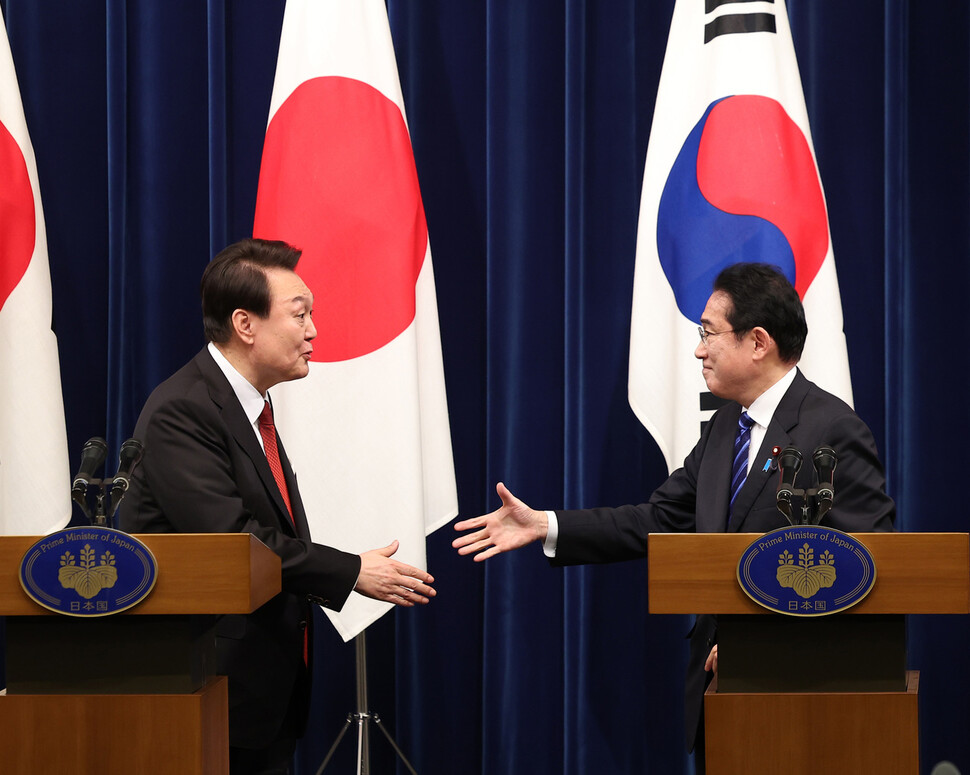 16일 오후 일본 도쿄 총리 관저에서 열린 한일 정상 공동 기자회견에서 기시다 후미오 일본 총리가 회견을 마친 뒤 윤석열 대통령에게 악수를 청하고 있다.연합뉴스