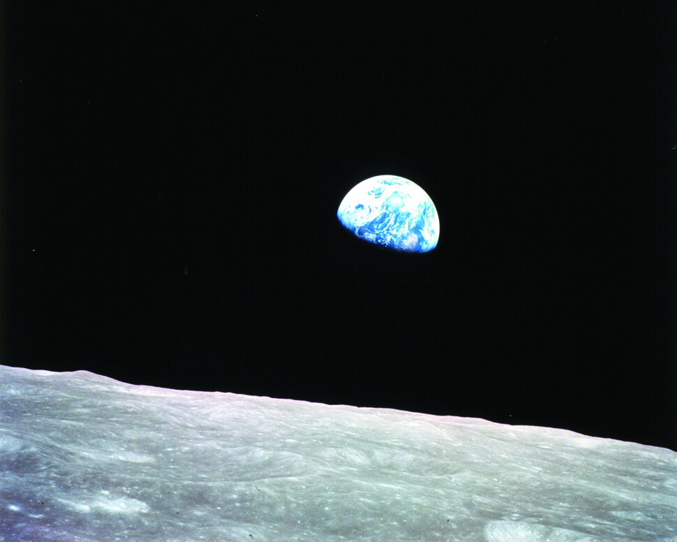1968년 크리스마스이브에 아폴로 8호 승무원들이 달 궤도를 돌면서 찍은 ‘지구돋이’ 사진. 우주에서 찍은 최초의 지구 사진이다. 현암사 제공