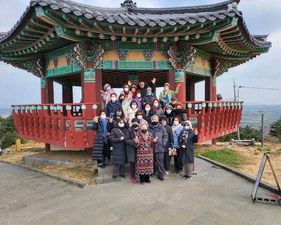 신자들과 함께 제주도 순례 여행 중인 홍성남 신부. 가톨릭영성심리상담소 제공