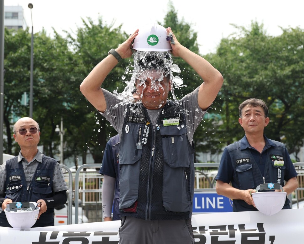 건설노조원들이 ‘시원한 폭염법 촉구’ 얼음물 붓기 행위극을 하고 있다. 강창광 선임기자 chang@hani.co.kr