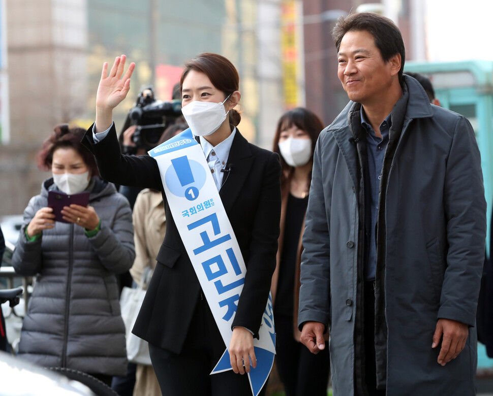 4·15 총선 공식 선거운동 개시일인 2일 오전 서울 광진구 자양사거리에서 고민정 더불어민주당 광진을 후보가 시민들에게 지지를 호소하고 있다. 오른쪽은 지원 유세에 나선 임종석 전 대통령 비서실장. 연합뉴스