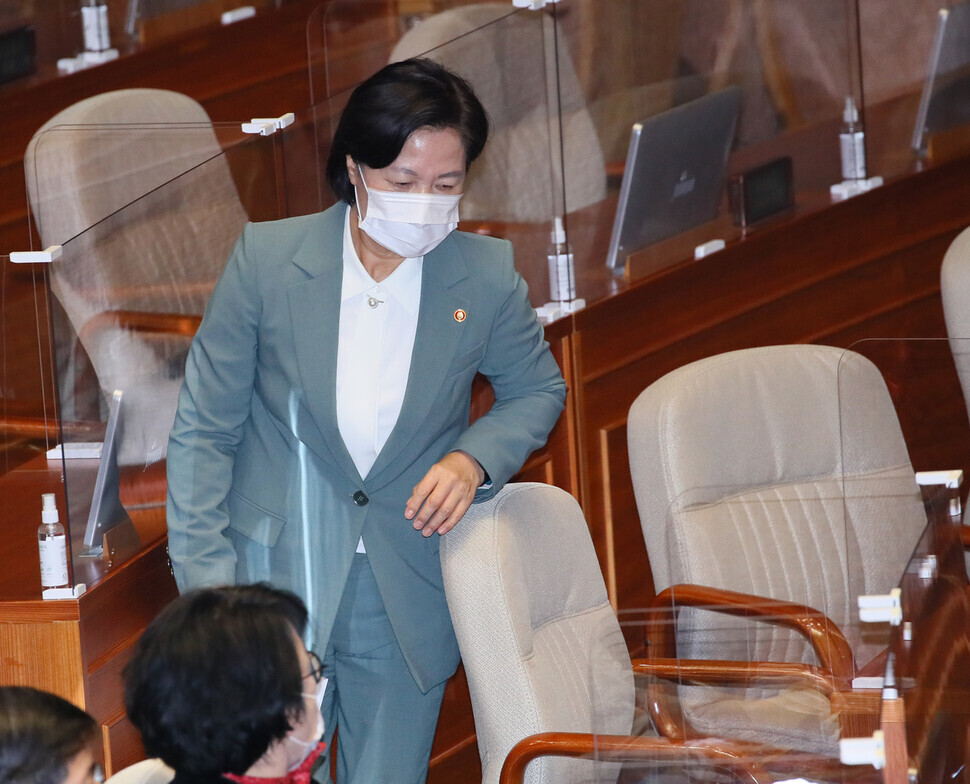 추미애 법무부 장관이 29일 국회 본회의에서 더불어민주당 정정순 의원 체포동의안 설명을 위해 단상으로 향하고 있다. 연합뉴스