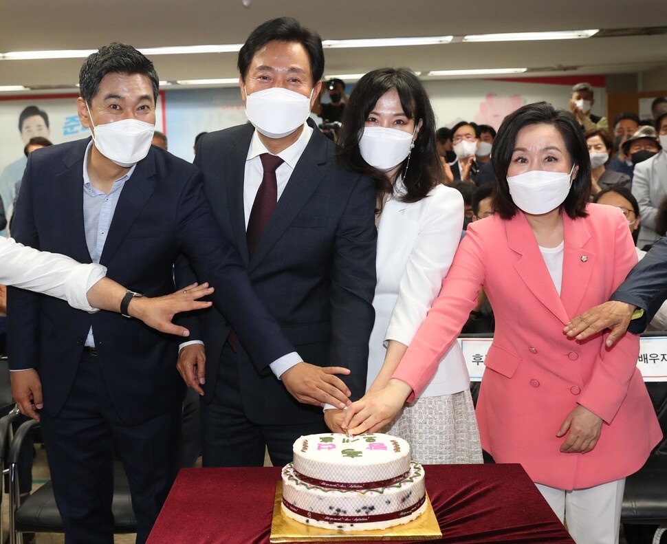 오세훈 국민의힘 서울시장 후보(왼쪽 둘째)와 부인 송현옥씨(오른쪽 둘째)가 2일 서울 중구 한국프레스센터에 마련된 선거사무소에서 당선이 확실시 되자 축하 케익을 자르고 있다.