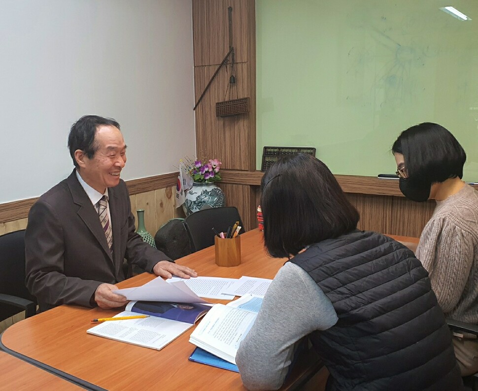 남기권 진일회계법인 대표(왼쪽)가 직원들과 회의를 하고 있다.