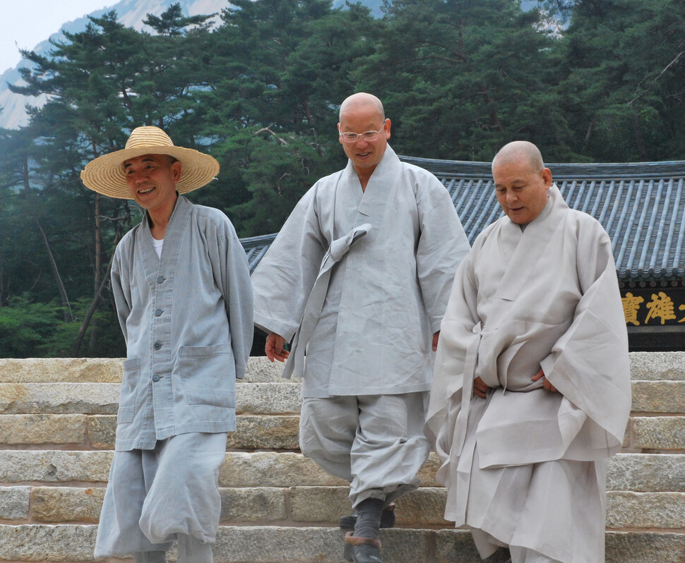 봉암사에서 왼쪽부터 수좌 적명 스님, 주지 원타 스님, 전 조계종 총무원장 지관 스님이다.