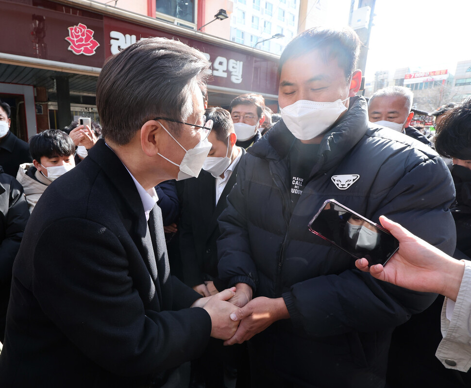 더불어민주당 이재명 대선후보가 27일 광주시 서구 광주화정아이파크 붕괴사고 현장을 방문, 실종자 6명의 가족 대표인 안정호 씨의 손을 잡고 있다. 연합뉴스