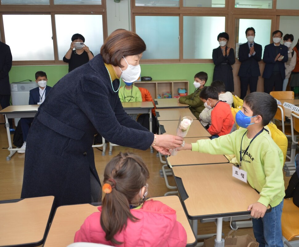 노옥희 울산교육감이 지난 3월21일 아프가니스탄 특별기여자 자녀들이 등교한 교실을 방문한 모습. 울산교육청 제공