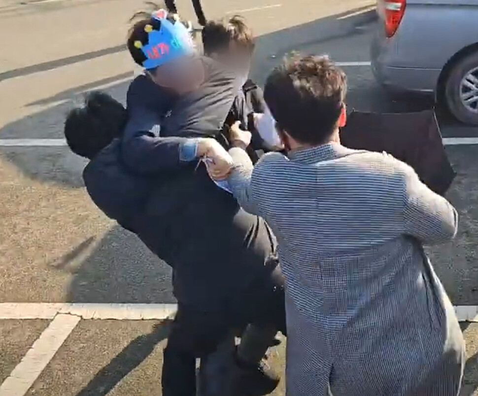 2일 부산 가덕도 신공항 부지를 방문한 더불어민주당 이재명 대표를 흉기로 공격한 피의자가 현장에서 경찰에 체포되고 있다. 바른소리 TV 유튜브 캡처. 연합뉴스