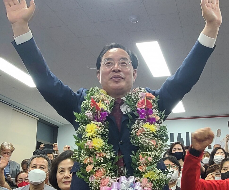 하윤수 부산교육감 후보가 2일 오전 부산 부산진구 선거캠프에서 당선 축하 화환을 목에 걸고 두손을 번쩍 들고 있다. 연합뉴스