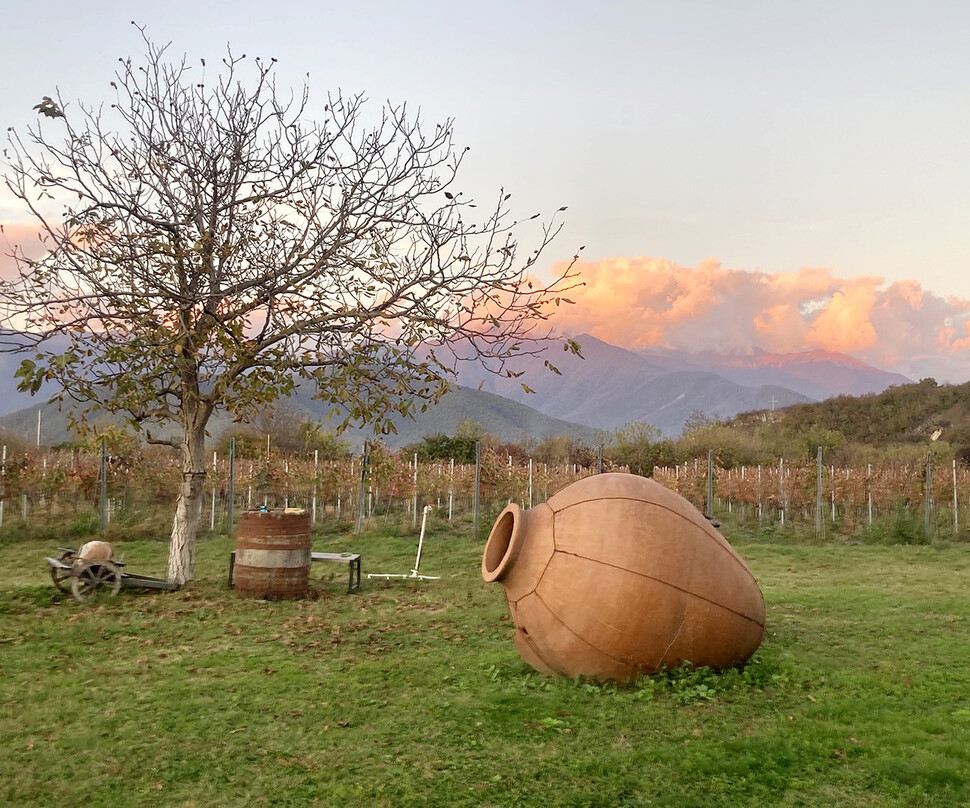 소박한 숙박시설을 갖춘 와인농장 슈미의 마당에 커다란 크베브리가 전시돼 있다.