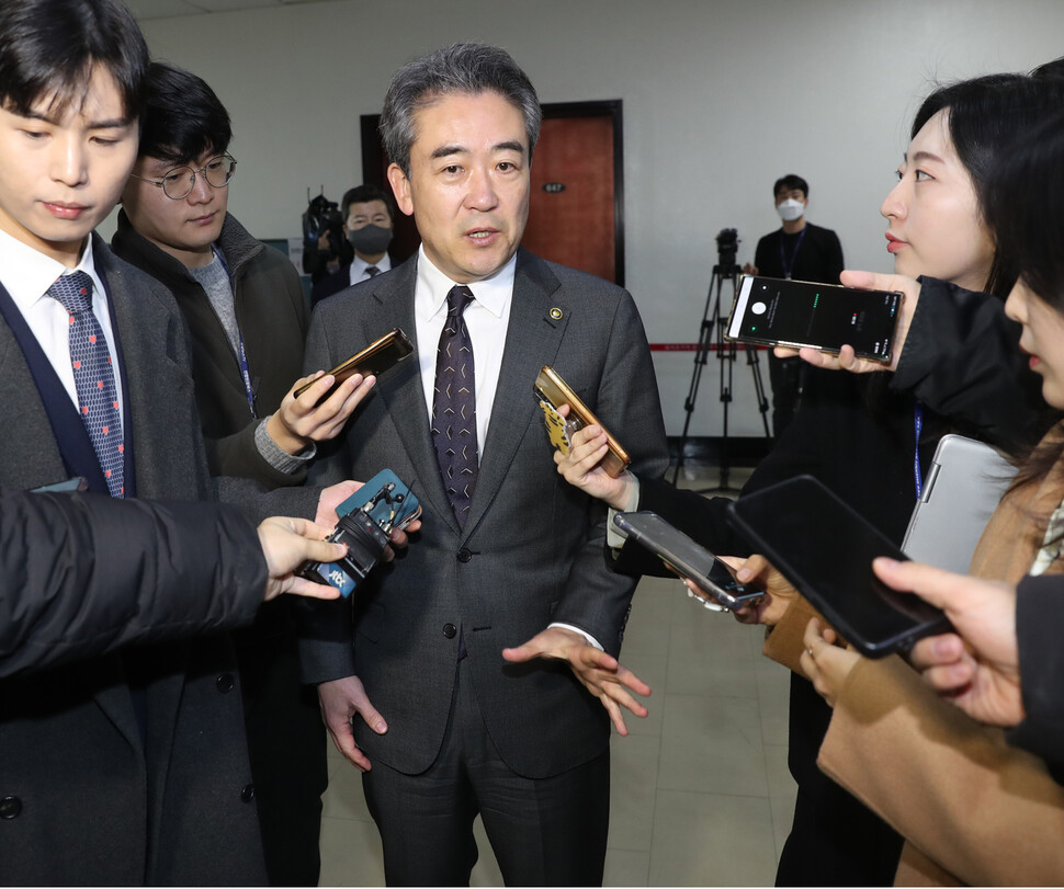 윤희근 경찰청장이 27일 오전 국회에서 열린 정보위원회 전체회의에 출석하며 취재진의 질문에 답하고 있다. 강창광 선임기자