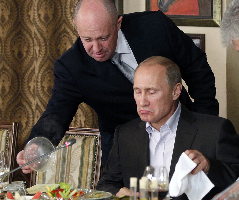 러시아 민간 용병회사 바그너(와그너)그룹 설립자 예브게니 프리고진(왼쪽)이 블라미디르 푸틴 러시아 대통령(오른쪽)이 총리 시절인 2011년 그에게 직접 음식을 대접하고 있다. 모스크바/AP 연합뉴스