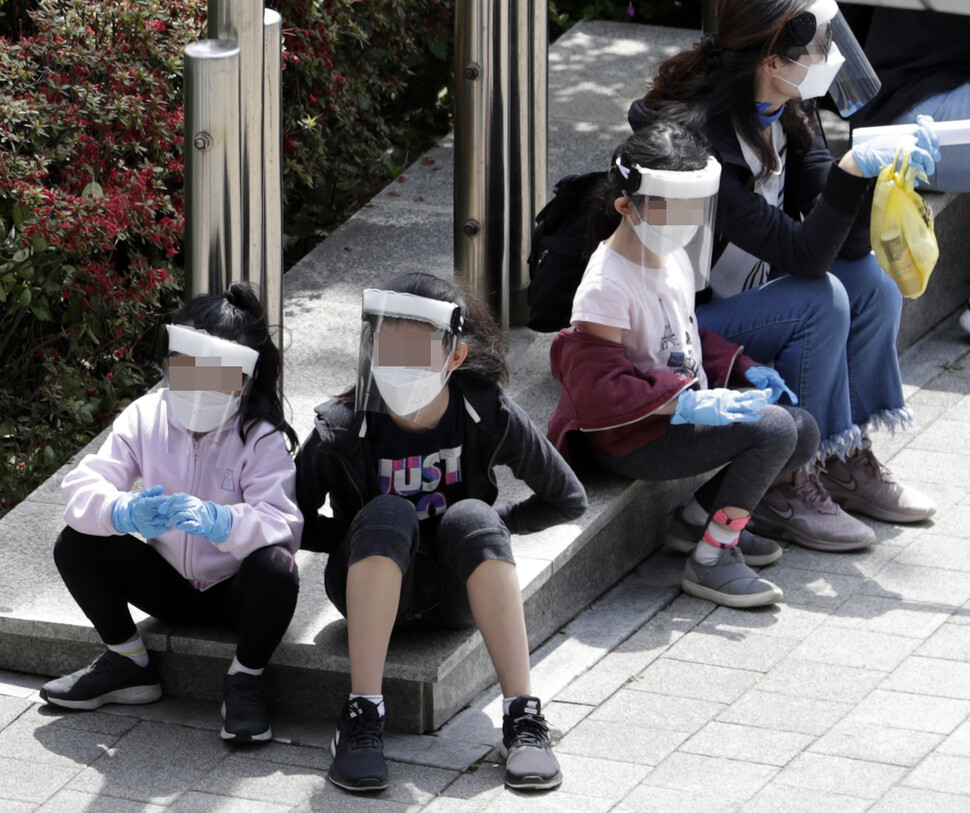 11일 오후 서울 용산구보건소 선별진료소에서 한 가족이 안면보호 마스크와 니트릴 장갑을 착용하고 검사 순서를 기다리고 있다. 김혜윤 기자