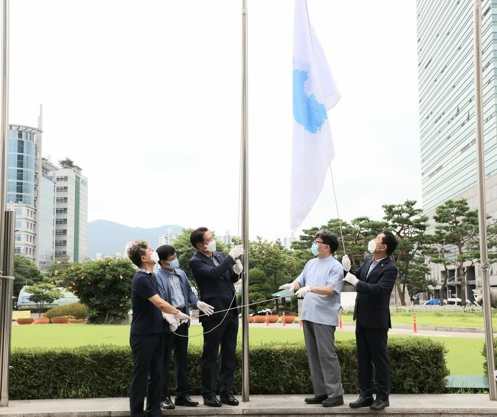 지난 3일 최대호 경기 안양시장 등이 광복 76돌을 맞아 안양시청에서 태극기 옆에 단일기를 게양하고 있다. 6·15공동선언실천경기중부본부 제공