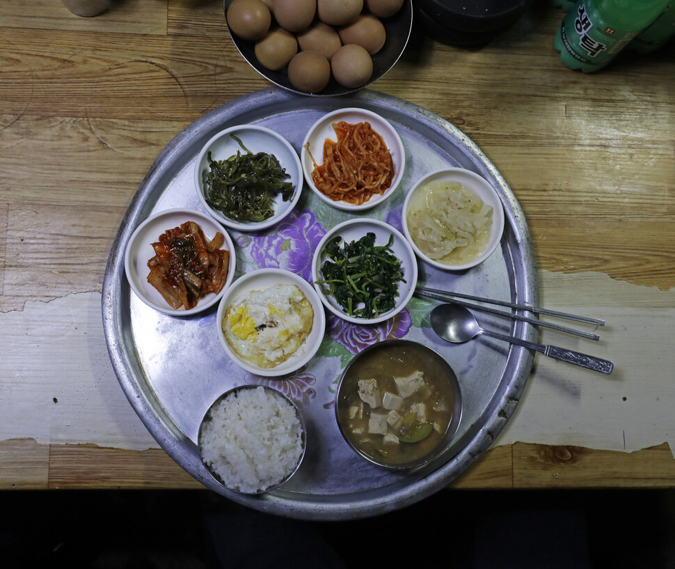 할매집의 밥상. 된장국과 김치, 무생채, 미역줄기볶음, 시금치무침, 박나물볶음, 달걀프라이가 소담하게 담겨 있다.