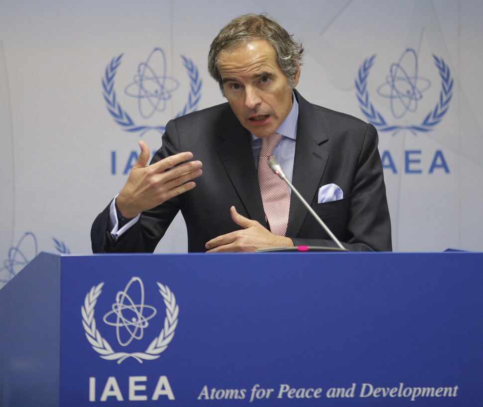 라파엘 그로시 세계원자력기구(IAEA) 사무총장이 6일 오스트리아 빈에서 열린 이사회에서 연설하고 있다. AP 연합뉴스