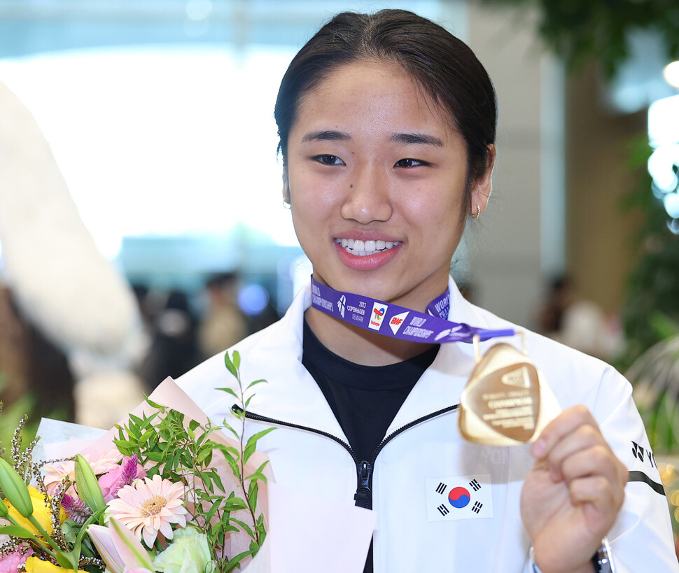 배드민턴 국가대표 안세영이 29일 오전 인천 인천국제공항 제1여객터미널으로 입국해 2023 세계배드민턴선수권대회 여자단식에서 따낸 금메달을 들어보이고 있다. 연합뉴스