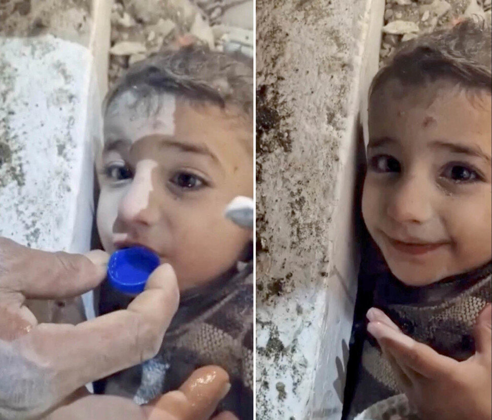 7일(현지시각) 튀르키예 하타이의 지진 붕괴 현장에서 구조되던 한 소년이 병뚜껑에 담긴 물을 마신 뒤 미소짓고 있다. 이 장면은 이스탄불 지자체가 제공한 영상을 갈무리한 것이다. 이스탄불/로이터 연합뉴스
