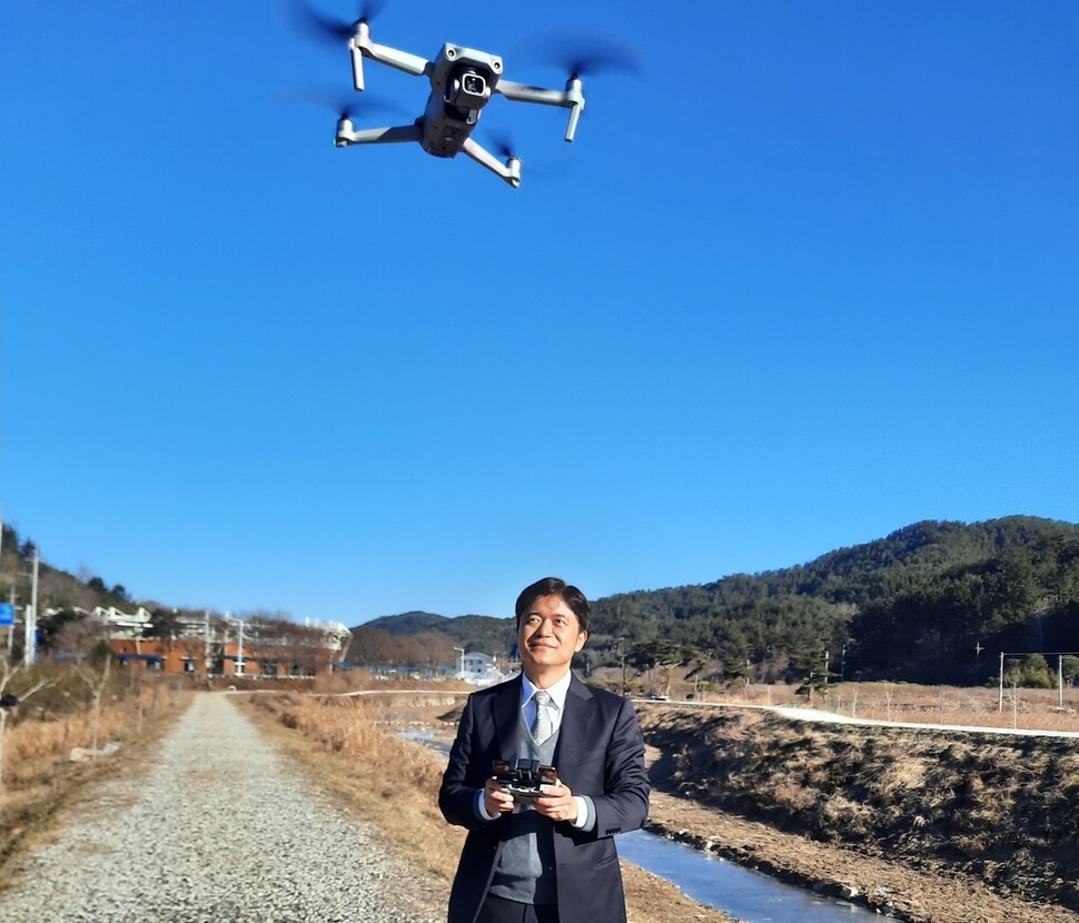 현장검증용 드론을 날리고 있는 이장형 부장판사. 이 부장판사 제공