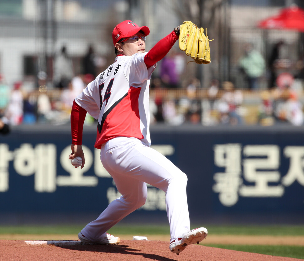 기아 타이거즈 양현종이 2일 광주 기아챔피언스필드에서 열린 2022 KBO리그 엘지 트윈스와 경기에서 역투하고 있다. 광주/연합뉴스