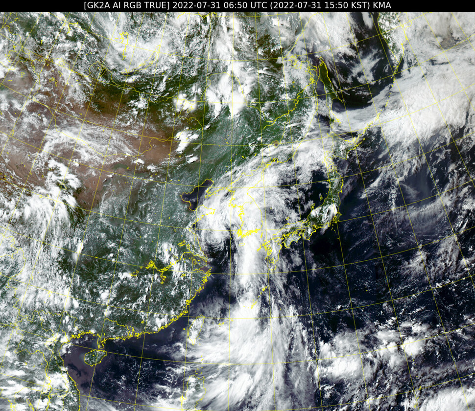 31일 오후 5시50분 현재 천리안위성 2A호가 촬영한 우리나라 주변 기압계. 서해에는 제5호 태풍 ‘송다’가, 일본 오키나와 인근에는 제6호 태풍 ‘트라세’가 북상하고 있다. 국가기상위성센터 제공