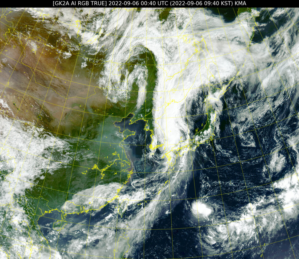 천리안위성 2A호가 6일 오전 9시40분 촬영한 한반도 주변 영상. 제11호 태풍 ‘힌남노’는 동해에서 북동진하고 있다. 국가기상위성센터 제공
