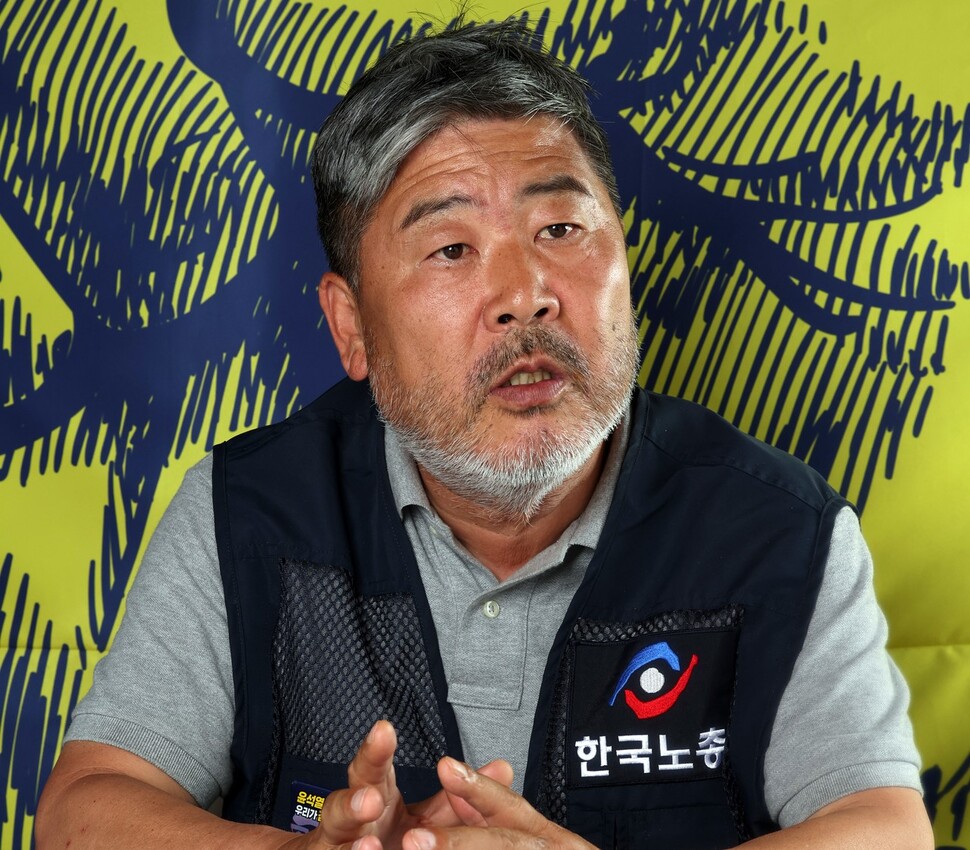 김동명 한국노총 위원장이 지난 6일 세종시 고용노동부 앞에 차린 천막농성장에서 인터뷰를 하고 있다. 이정용 선임기자 lee312@hani.co.kr