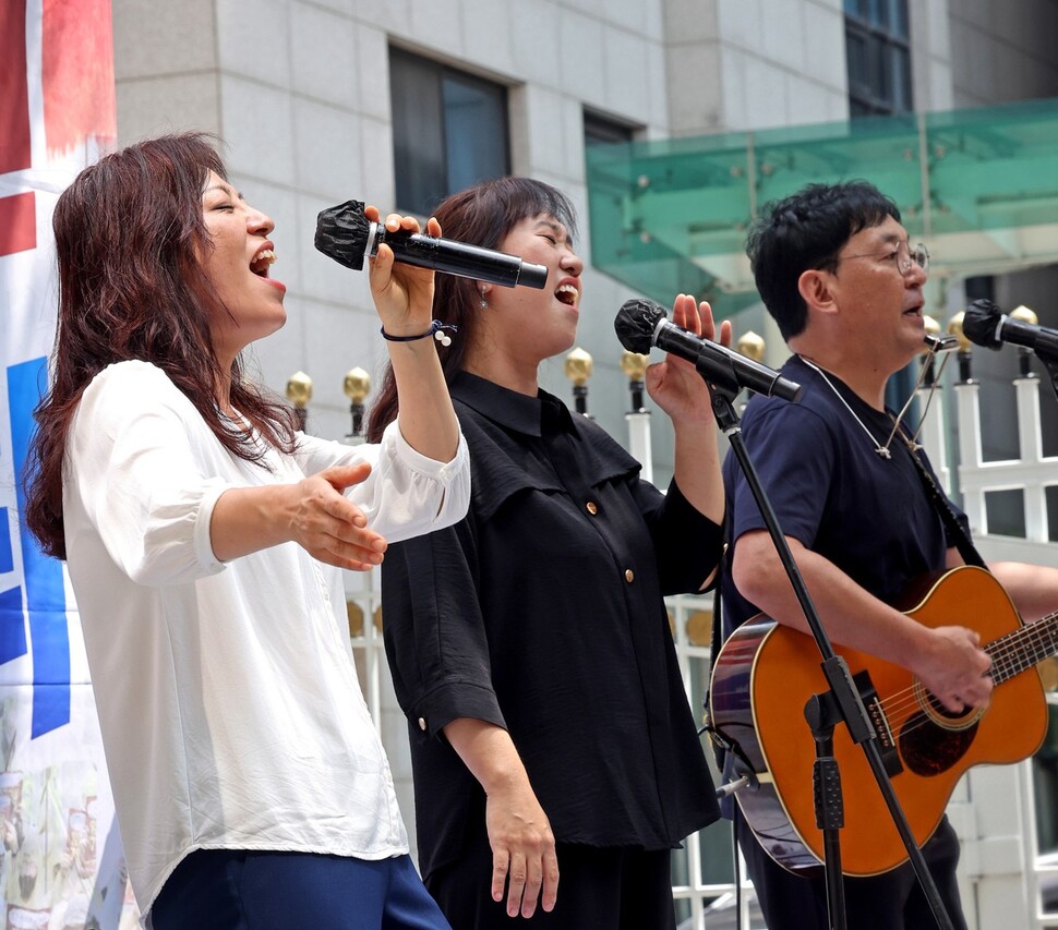 지난 25일 서울 세종로 정부서울청사 후문 앞에서 열린 공무원노동조합 집회에서 민중가요 그룹 꽃다지(왼쪽부터 이동선·정혜윤·정윤경)가 노래를 하고 있다. 이정용 선임기자 lee312@hani.co.kr