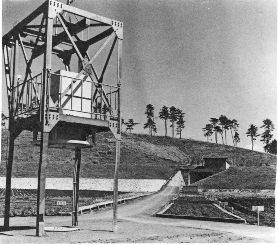 1967년 일본 국립방사선육종장에 있는 방사선탑. 이른바 ‘감마 정원’은 변이 유발 등 식물에 대한 방사선의 효과를 연구하기 위해 쓰였다. 사진 골드버거. 출처 국제원자력기구. 너머북스 제공