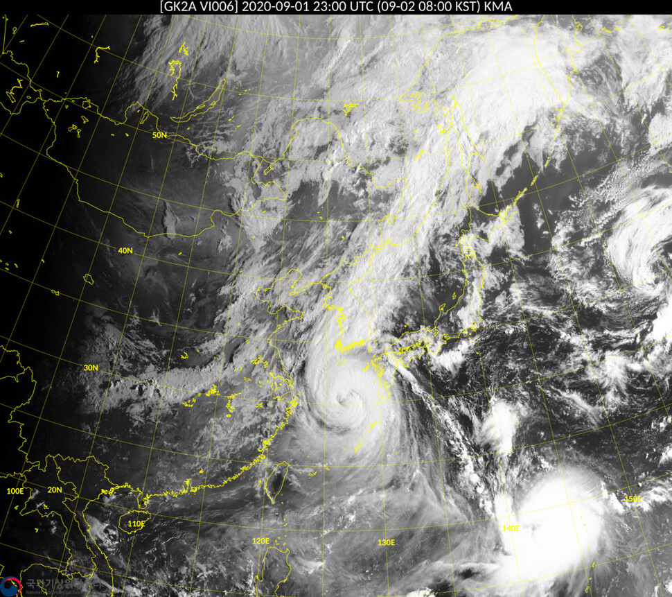 천리안위성 2A호가 2일 오전 8시 촬영한 제9호 태풍 마이삭과 제10호 태풍 하이선 위성영상. 기상청 국가기상위성센터 제공