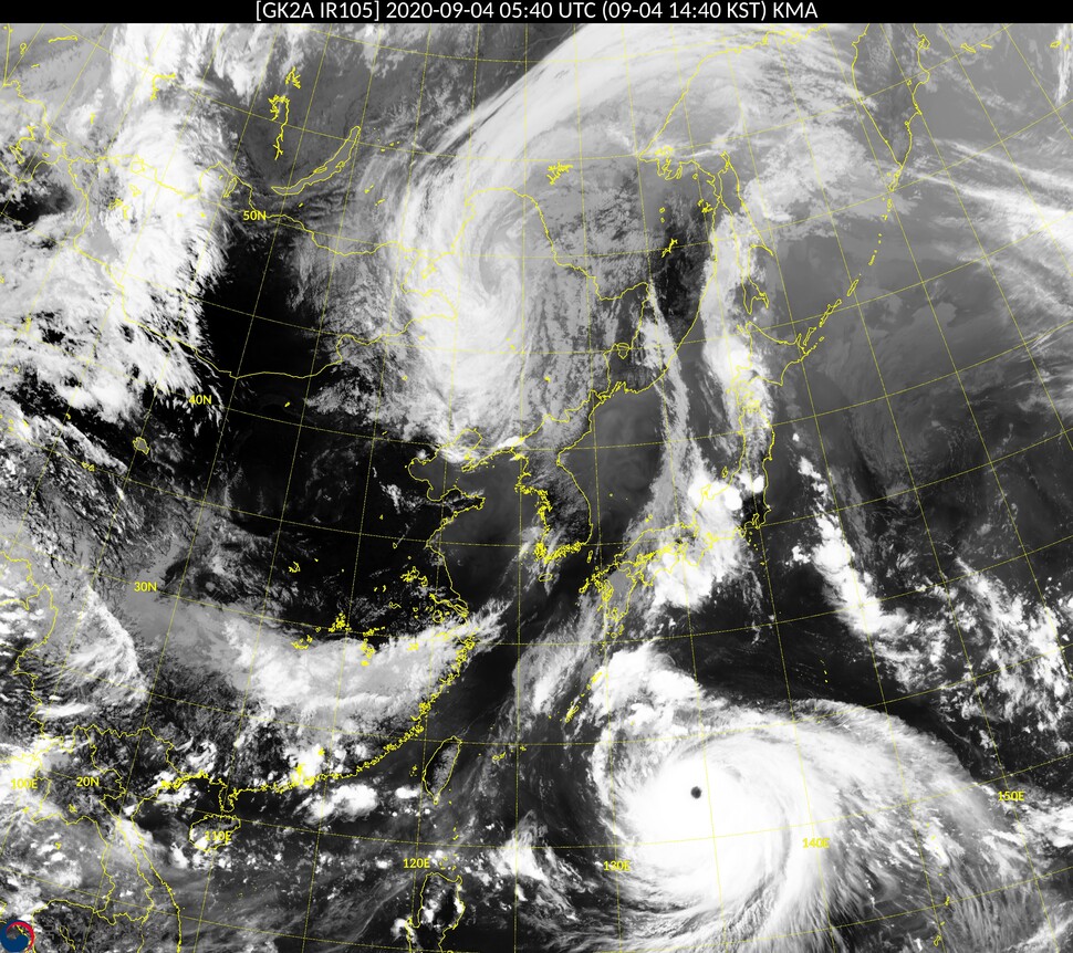 천리안 2A 위성이 4일 오후 2시40분에 찍어서 보낸 동아시아 일대 사진에 제10호 태풍 하이선이 한반도로 향하는 모습이 담겨 있다. 하이선은 이날 오전 9시 현재 중심기압 935hPa, 중심 부근의 최대풍속 초속 49m로 매우 강한 태풍으로 발달한 채 시속 20㎞ 속도로 서북서진하고 있는 것으로 알려졌다. [국가기상위성센터 제공] 연합뉴스