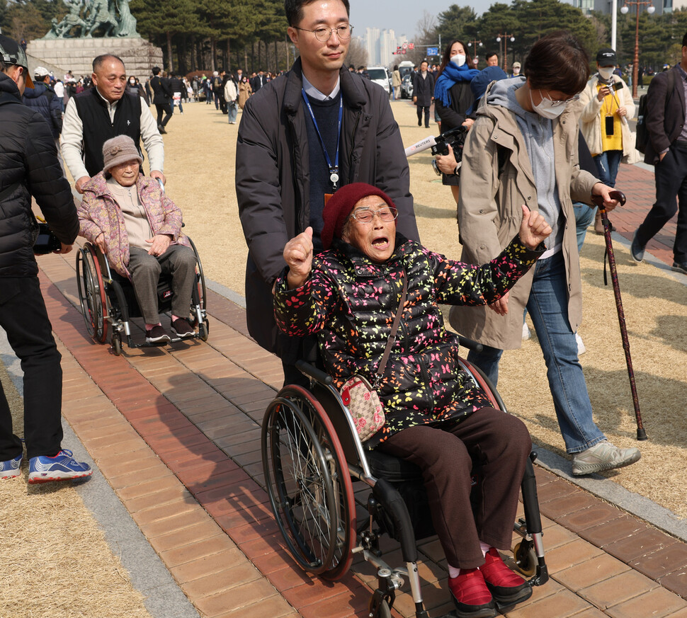 7일 오후 국회 본청 앞에서 열린 강제동원 정부해법 강행 규탄 긴급 시국선언을 마친 일본 강제동원 피해자 양금덕 할머니(앞)와 김성주 할머니가 휠체어에 탄 채 기자회견장으로 이동하며 정부해법 강행을 규탄하는 구호를 외치고 있다. 강창광 선임기자