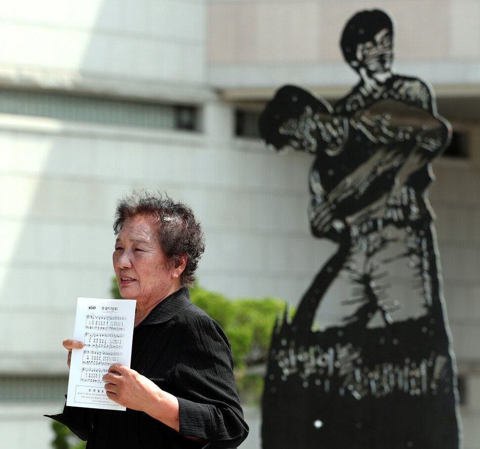 이한열 열사의 어머니 배은심씨가 9일 오후 서울 서대문구 신촌동 연세대학교 한열 동산에서 열린 추모식에서 인사말을 하고 있다. 이종근 기자