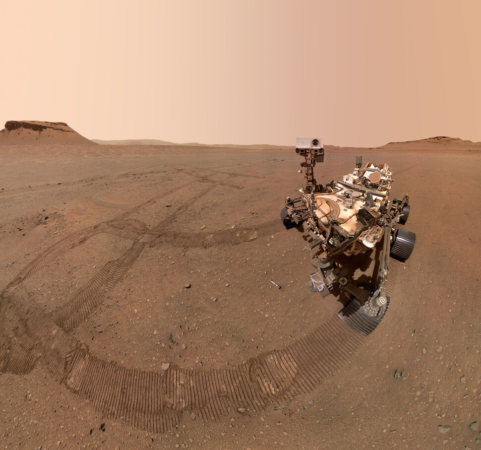 2023년 1월 미국 항공우주국(NASA)의 화성 탐사 로버 '퍼시비어런스'가 화성 표면에서 임무를 수행하던 중 전송해온 셀프 카메라 촬영 사진. 미국 항공우주국 누리집 갈무리