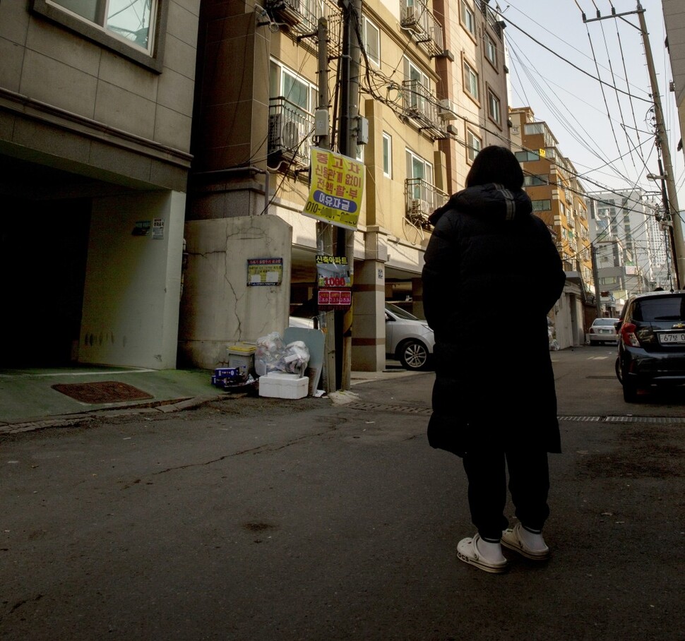 인천 미추홀구 깡통전세 피해자 김미래씨가 피해 빌라를 바라보고 있다.