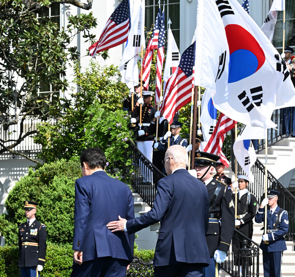 미국을 국빈 방문한 윤석열 대통령이 26일 워싱턴DC 백악관에서 열린 공식환영식에 참석해 조 바이든 대통령과 함께 이동하고 있다. 워싱턴/윤운식 선임기자 yws@hani.co.kr