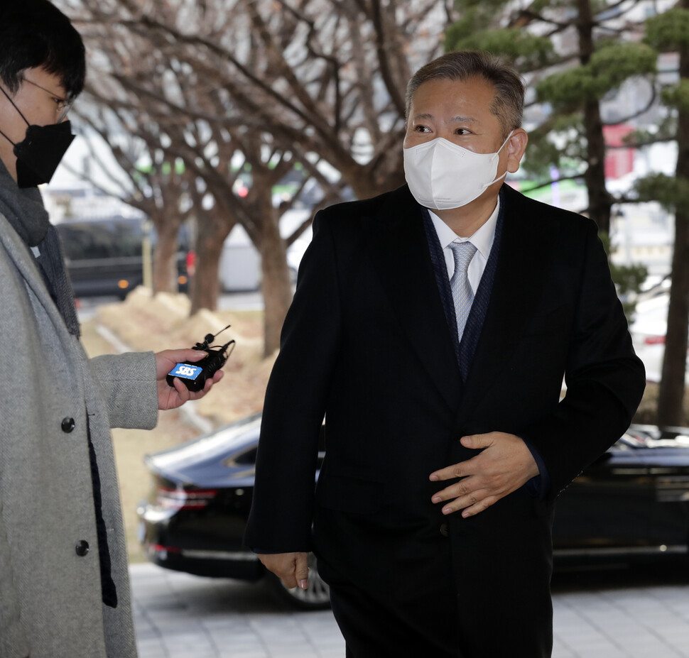 이상민 행정안전부 장관이 12일 오전 정부서울청사로 출근하고 있다. 국회는 11일 본회의를 열어 이 장관에 대한 해임건의안을 국민의힘 의원들이 불참한 가운데 재석의원 183명 중 찬성 182명 무효 1명으로 통과시켰다. 김명진 기자 littleprince@hani.co.kr